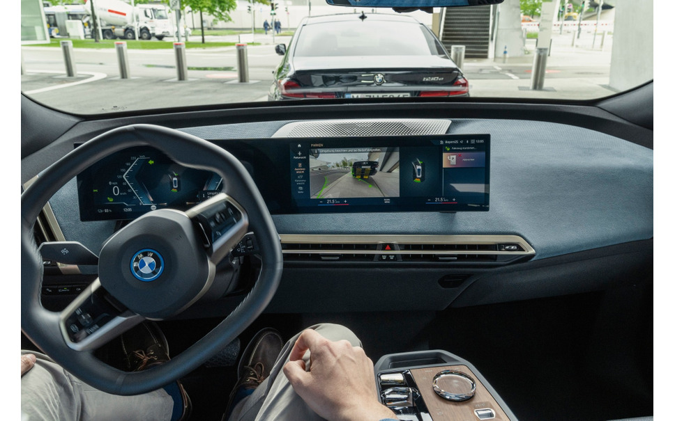 BMW iX の自動駐車システム