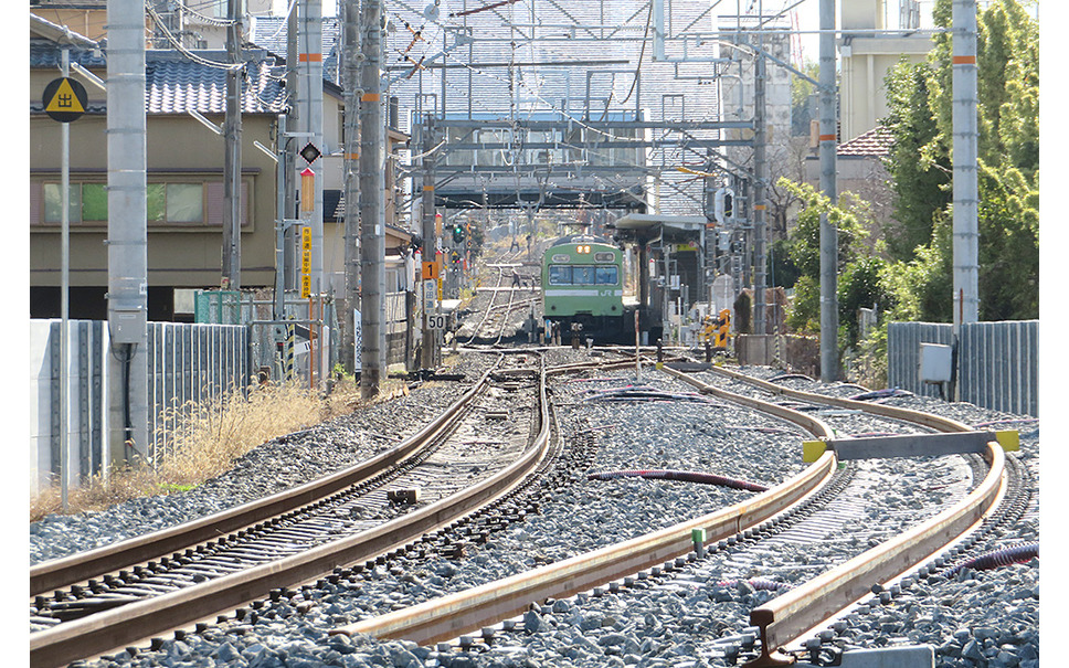 城陽駅（京都府城陽市）付近の複線化工事の様子。正面の車両は3月のダイヤ改正で定期運用から退いた103系通勤型電車。