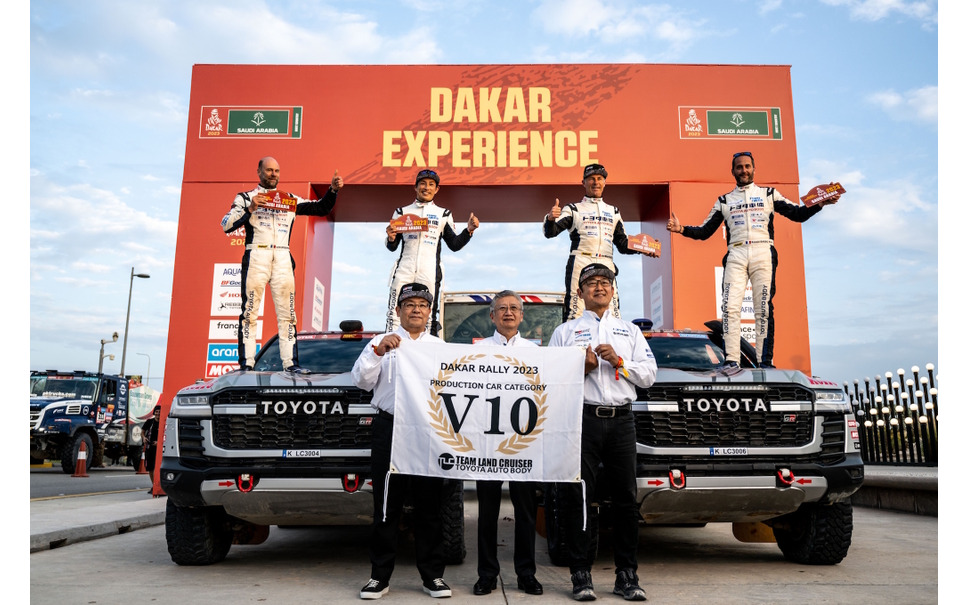 四輪総合優勝を飾ったトヨタのナッサー・アルアティア（右／左はコ・ドライバーのマシュー・ボーメル）。