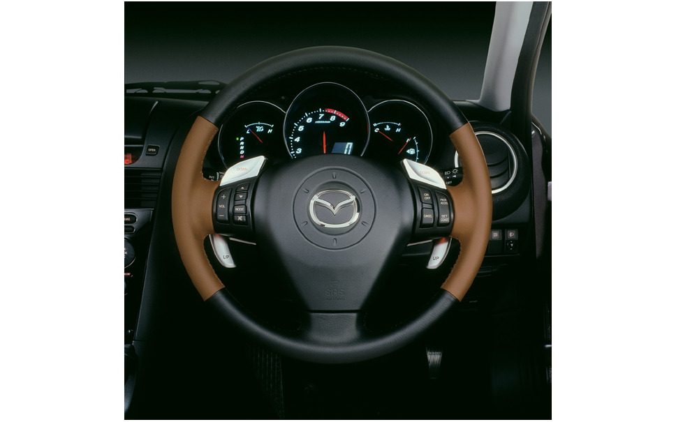 マツダ Rx 8 発表 At車のパドル式シフトはデザイナーこだわりの一品 1枚目の写真 画像 レスポンス Response Jp