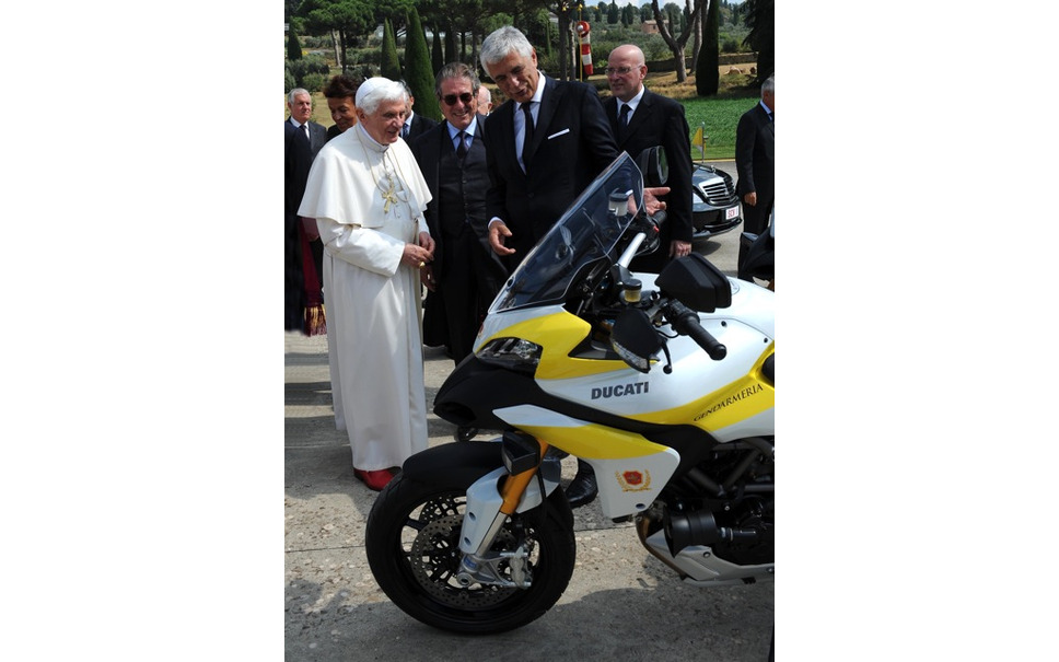 ドゥカティ ローマ教皇に ムルティストラーダ を献納 2枚目の写真 画像 レスポンス Response Jp