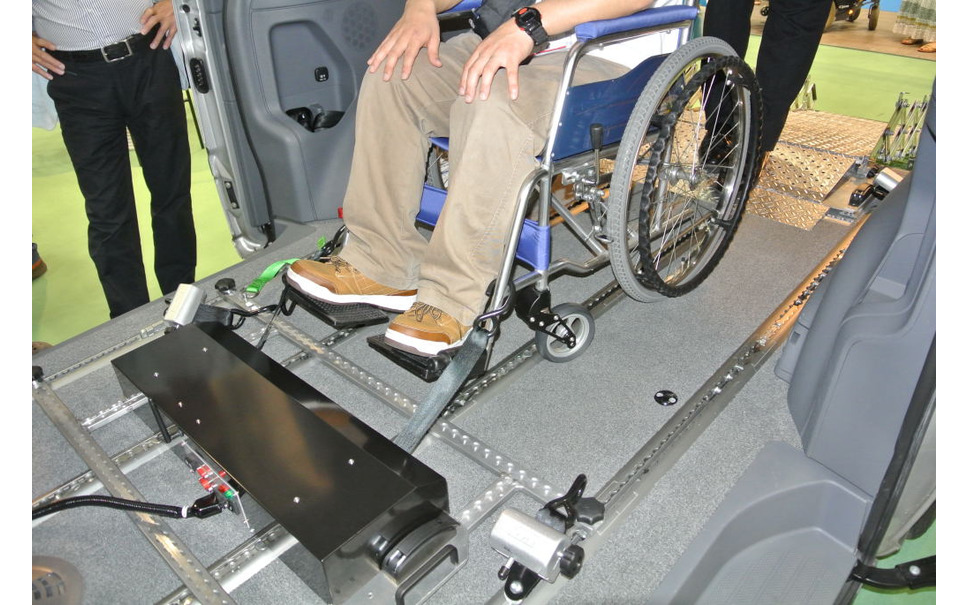 福祉機器展12 折りたたみ式車いすスロープを初公開 アンクラジャパン 5枚目の写真 画像 レスポンス Response Jp