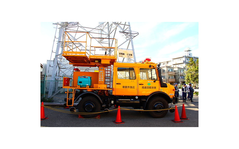 東京都交通局のウニモグが公開…軌陸両用架線作業車［写真蔵］ 4枚目の写真・画像
