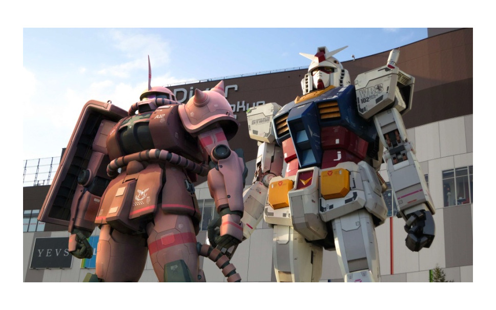 実物大ガンダムの横にシャア専用ザクが並ぶ 1枚目の写真 画像 レスポンス Response Jp