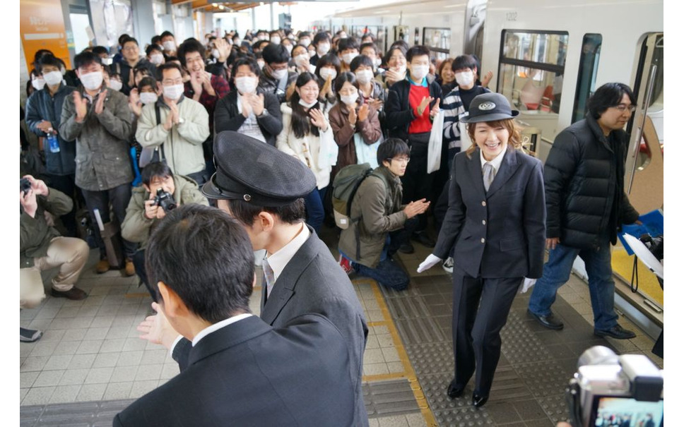 アニメ とある魔術の禁書目録 と多摩モノレールのコラボ車両運行開始 声優とファン150名で出発式 3枚目の写真 画像 レスポンス Response Jp アニメ とある魔術の禁書目録 と多摩モノレールのコラボ車両運行開始 声優とファン150名で出発式 3枚目の写真 画像 レスポンス Response Jp
