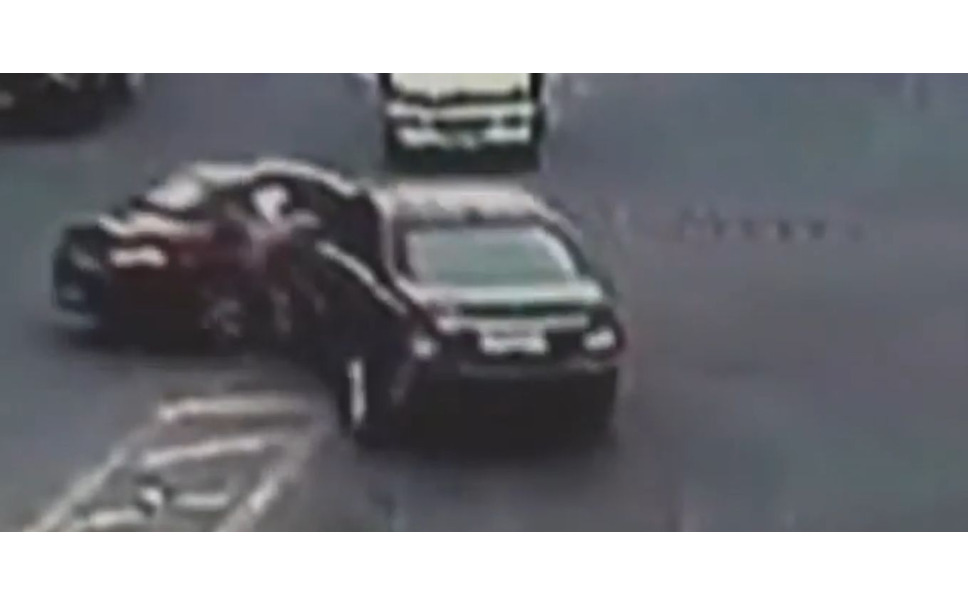 中国で高級車同士が事故 車による 親子ゲンカ 動画 1枚目の写真 画像 レスポンス Response Jp 中国で高級車同士が事故 車による 親子ゲンカ 動画 1枚目の写真 画像 レスポンス Response Jp
