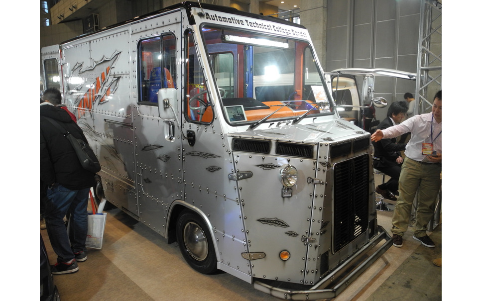 東京オートサロン14 花壇自動車大学校 車好きを育てるための移動実習車を製作 2枚目の写真 画像 レスポンス Response Jp 東京オートサロン14 花壇自動車大学校 車好きを育てるための移動実習車を製作 2枚目の写真 画像 レスポンス Response Jp