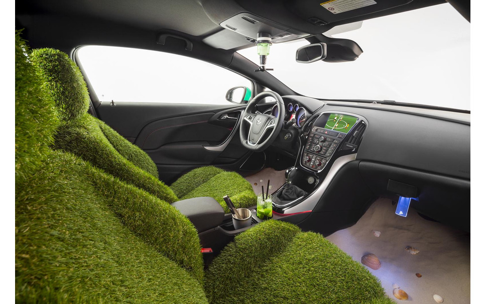 オペル アストラ にブラジルw杯記念車 芝生シートにドリンクディスペンサー 2枚目の写真 画像 レスポンス Response Jp