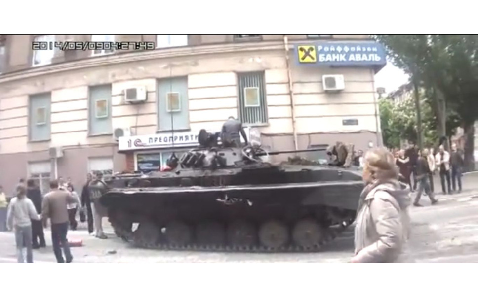 混乱のウクライナ 一般市民が政府軍の戦車で 暴発 動画 1枚目の写真 画像 レスポンス Response Jp