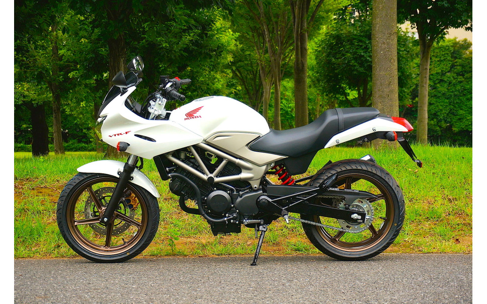 ホンダ Vtr 改良新型 気軽さと快適性を兼ね備えたハーフカウルバージョン F 写真蔵 13枚目の写真 画像 レスポンス Response Jp