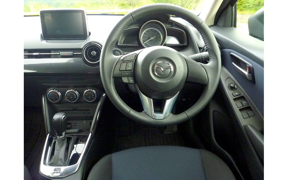 マツダ デミオ 試乗 13s 6at 他社にツメの垢を煎じて飲ませたいドラポジ対応力 岩貞るみこ 8枚目の写真 画像 レスポンス Response Jp