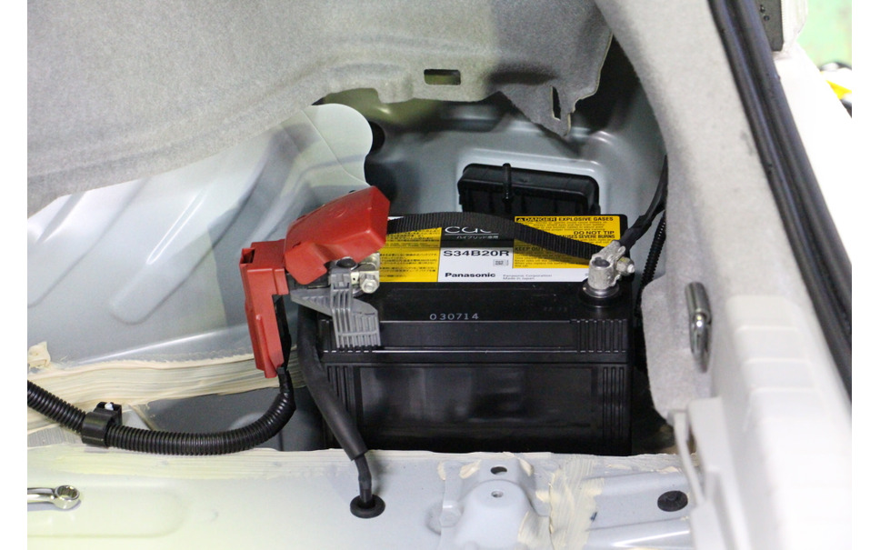 ハイブリッド車のバッテリー交換 より安心できる専用品とプロの作業 1枚目の写真 画像 レスポンス Response Jp ハイブリッド車のバッテリー交換 より安心できる専用品とプロの作業 1枚目の写真 画像 レスポンス Response Jp