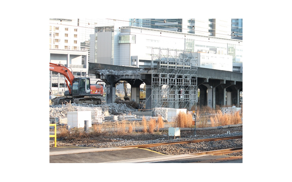JR線の田町～品川間では車両基地の集約に伴い創出された敷地を活用する再開発計画が進行中。幻の「京浜急行線」唯一の遺構だった高架橋の撤去工事が始まった。