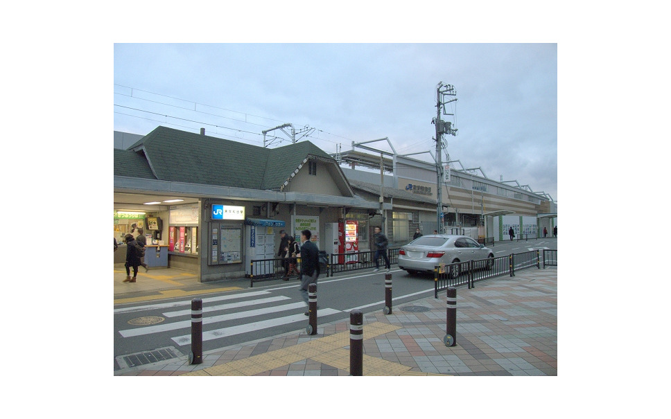 現在の岸和田駅。地上駅舎（左）の奥に工事中の高架駅舎（右）が見える。2月8日から下り線のみ高架ホームに切り替える。