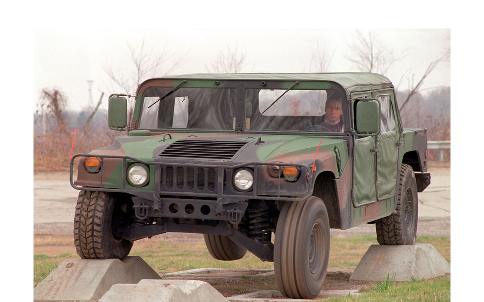 メルセデス Rクラス Amゼネラル に生産委託へ 軍用車 ハンヴィー の製造元 3枚目の写真 画像 レスポンス Response Jp