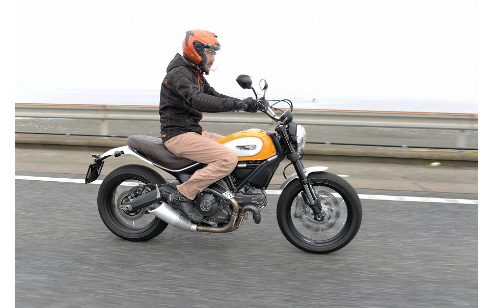 ドゥカティ スクランブラー クラシック 動画試乗 ファッションバイクのように見えて その走りは血統書付き 佐川健太郎 2枚目の写真 画像 レスポンス Response Jp ドゥカティ スクランブラー クラシック 動画試乗 ファッションバイクのように見えて その走りは血統書付き 佐川健太郎 2枚目の写真 画像 レスポンス Response Jp