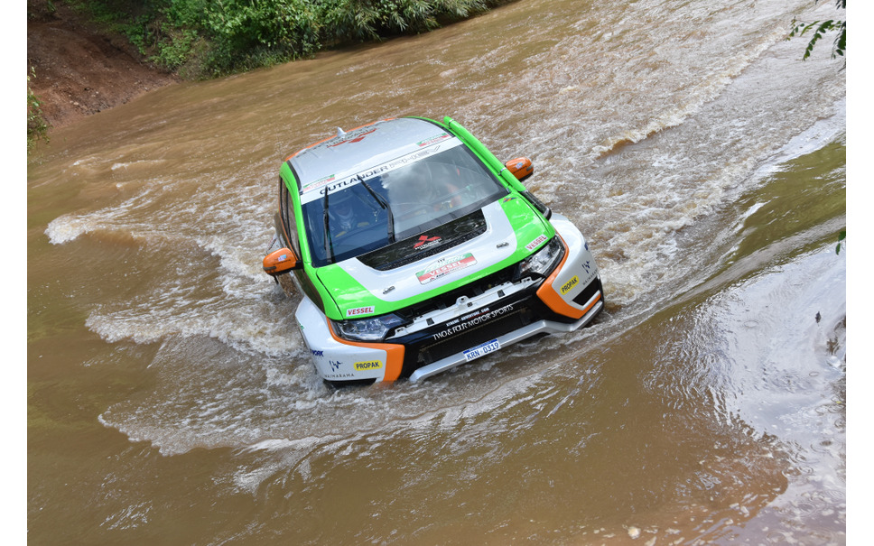 アジアクロスカントリーラリー15 アウトランダーphev のクラス優勝を支えた伴走車 デリカd 5 14枚目の写真 画像 レスポンス Response Jp