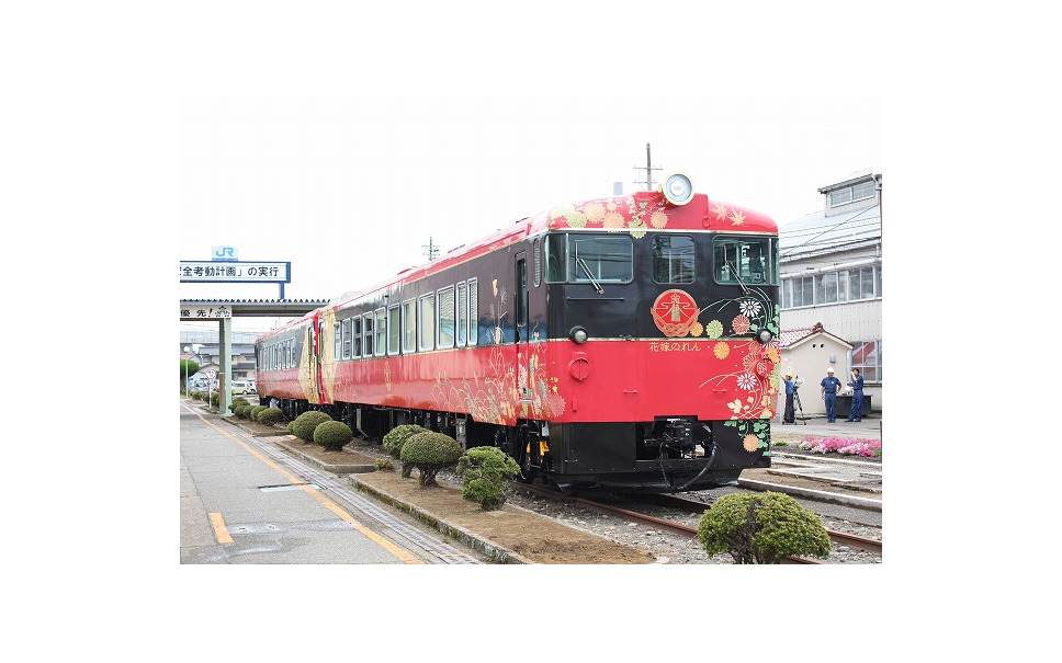 Jr西日本 能登観光列車 花嫁のれん の車両を公開 10月3日運行開始 1枚目の写真 画像 レスポンス Response Jp Jr西日本 能登観光列車 花嫁のれん の車両を公開 10月3日運行開始 1枚目の写真 画像 レスポンス Response Jp