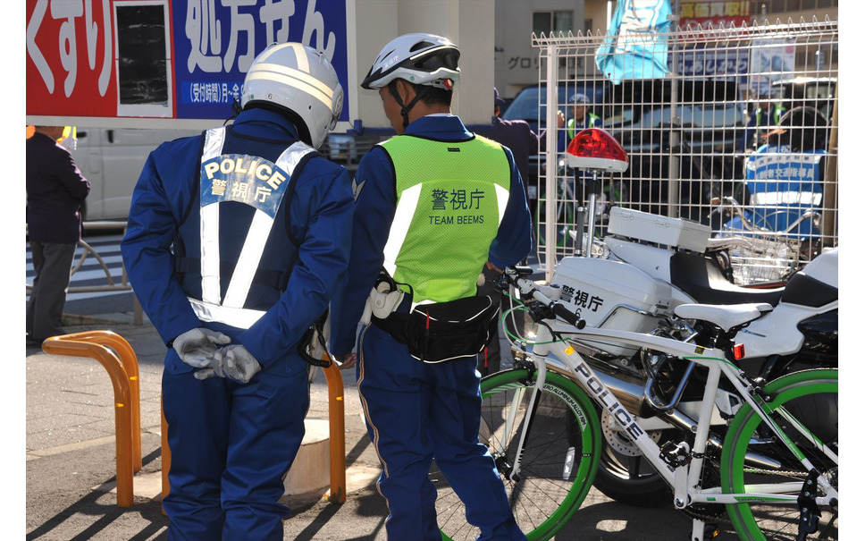 冬の自転車隊「BEEMS」、あの制服で足立区4警察署と正しい乗り方