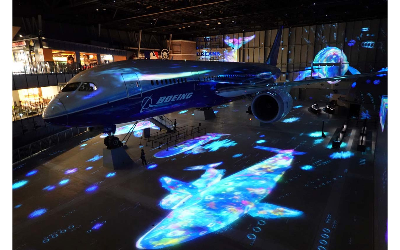 イルカが舞うシーンを展開音楽と共に展開されるショー「フライ・ウィズ・787 ドリームライナー」。