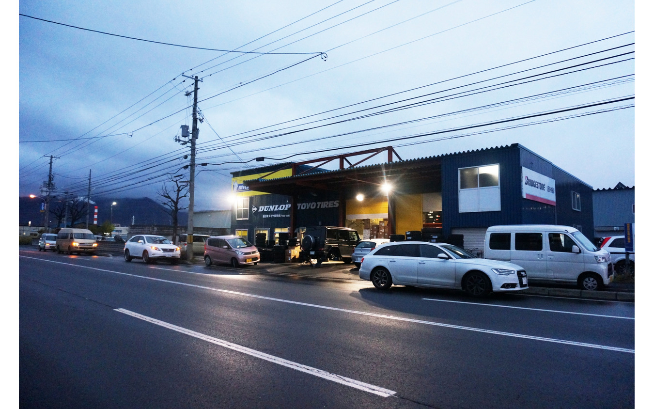 実はこんなにも違う！北海道の意外なスタッドレス事情とは!?新日本タイヤ販売　新川店　夕方のタイヤ交換渋滞