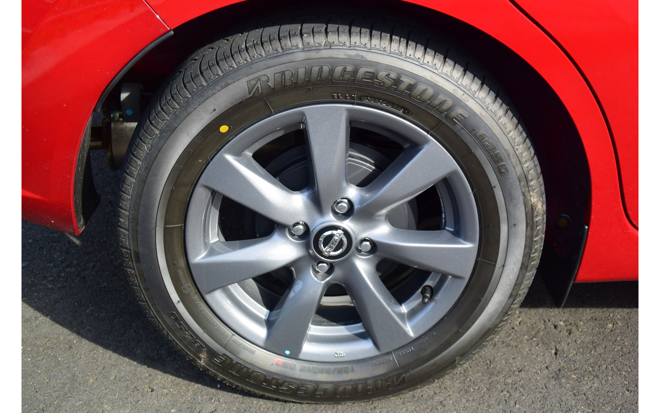 タイヤはブリヂストン「B250」で、サイズは185/65R15。山岳路では車重に対して能力がやや不足しているため、エア圧を高めて使うといい。