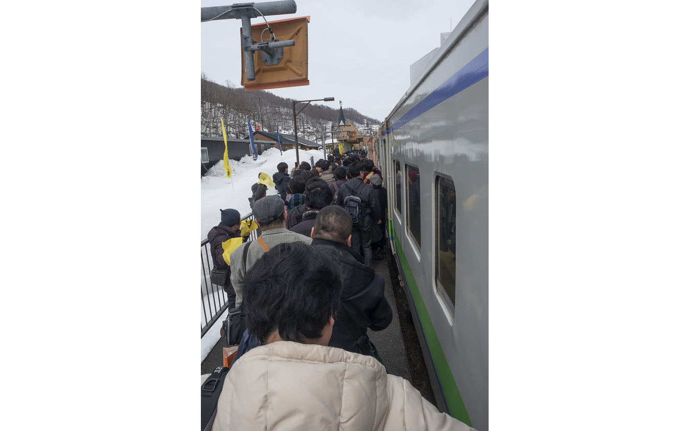 本来はワンマン運転の夕張支線だが、最終日は車掌が乗り込み、全車両のドアが開閉。終点の夕張駅では狭いホームに大勢の人々が降り立ち、駅から出るのにかなりの時間を要した。2019年3月31日撮影。