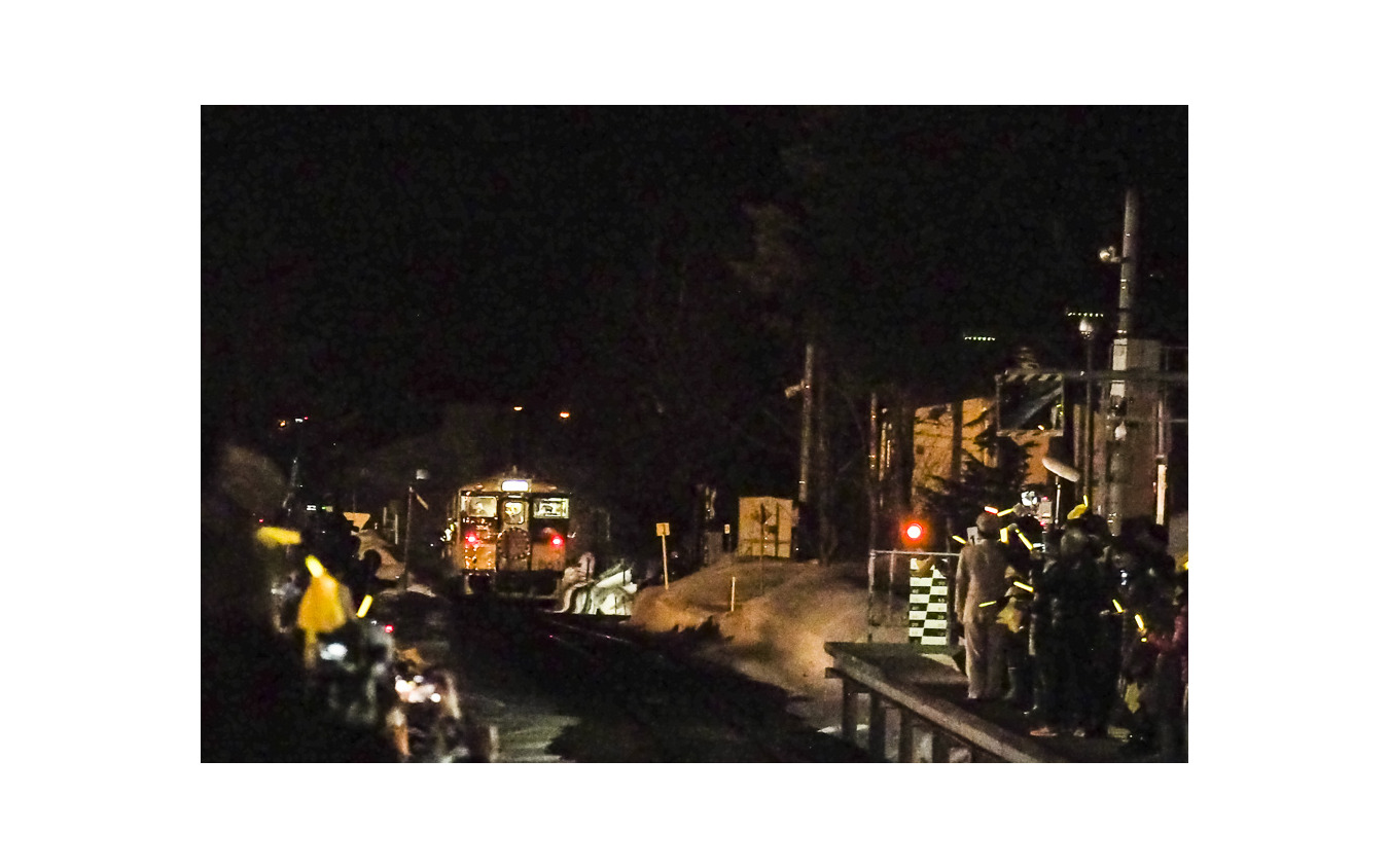 夕張駅を離れる最終9278D。夕張が生んだ双子の女性デュオで、昭和のアイドル史に1ページを刻んだ「ザ・リリーズ」の2人も見送りに駆けつけた。駅の移転はあったものの、126歳になっていた夕張駅から列車が永遠に消えた一瞬。2019年3月31日撮影。