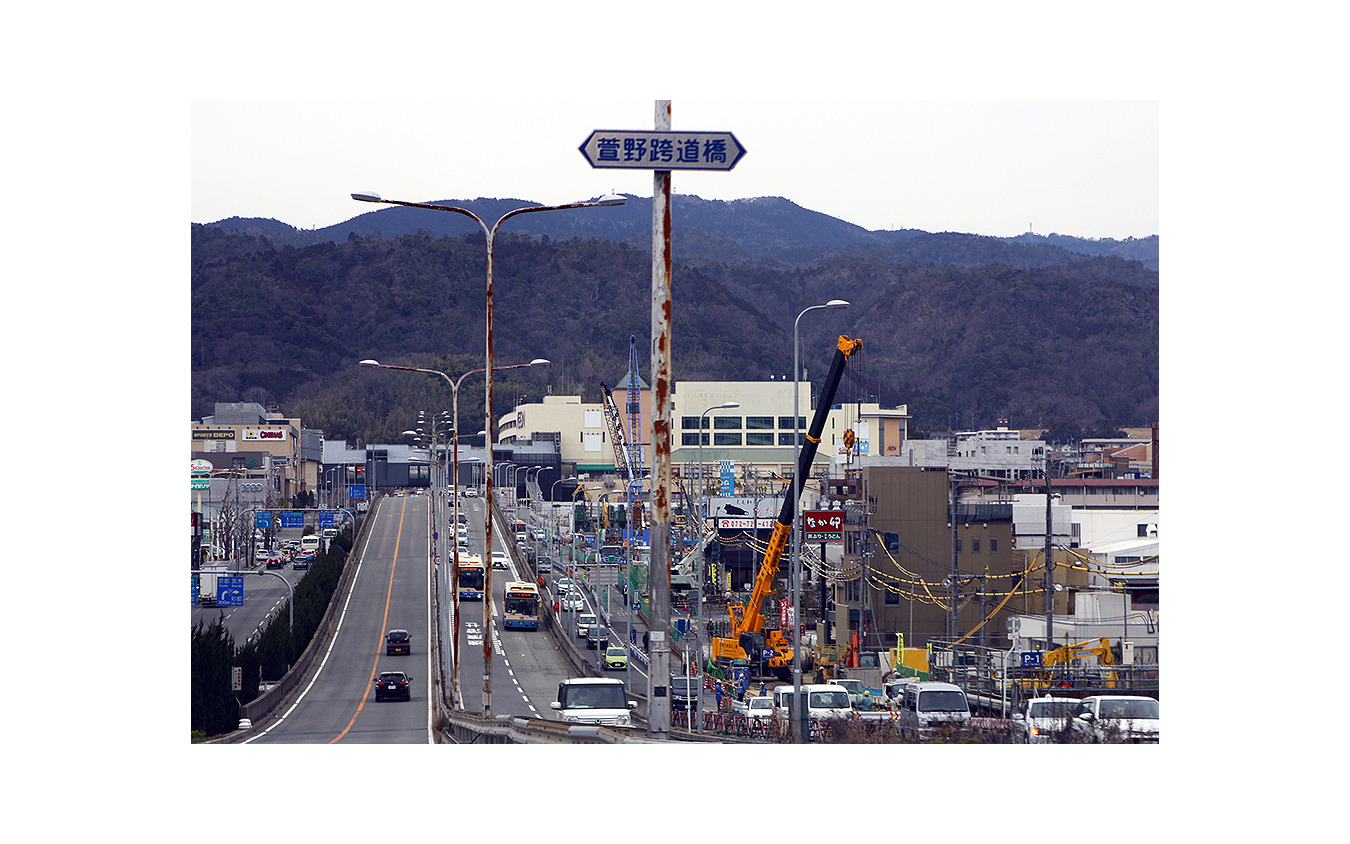 新御堂筋を走るクルマのなかからみえる北大阪急行延伸工事