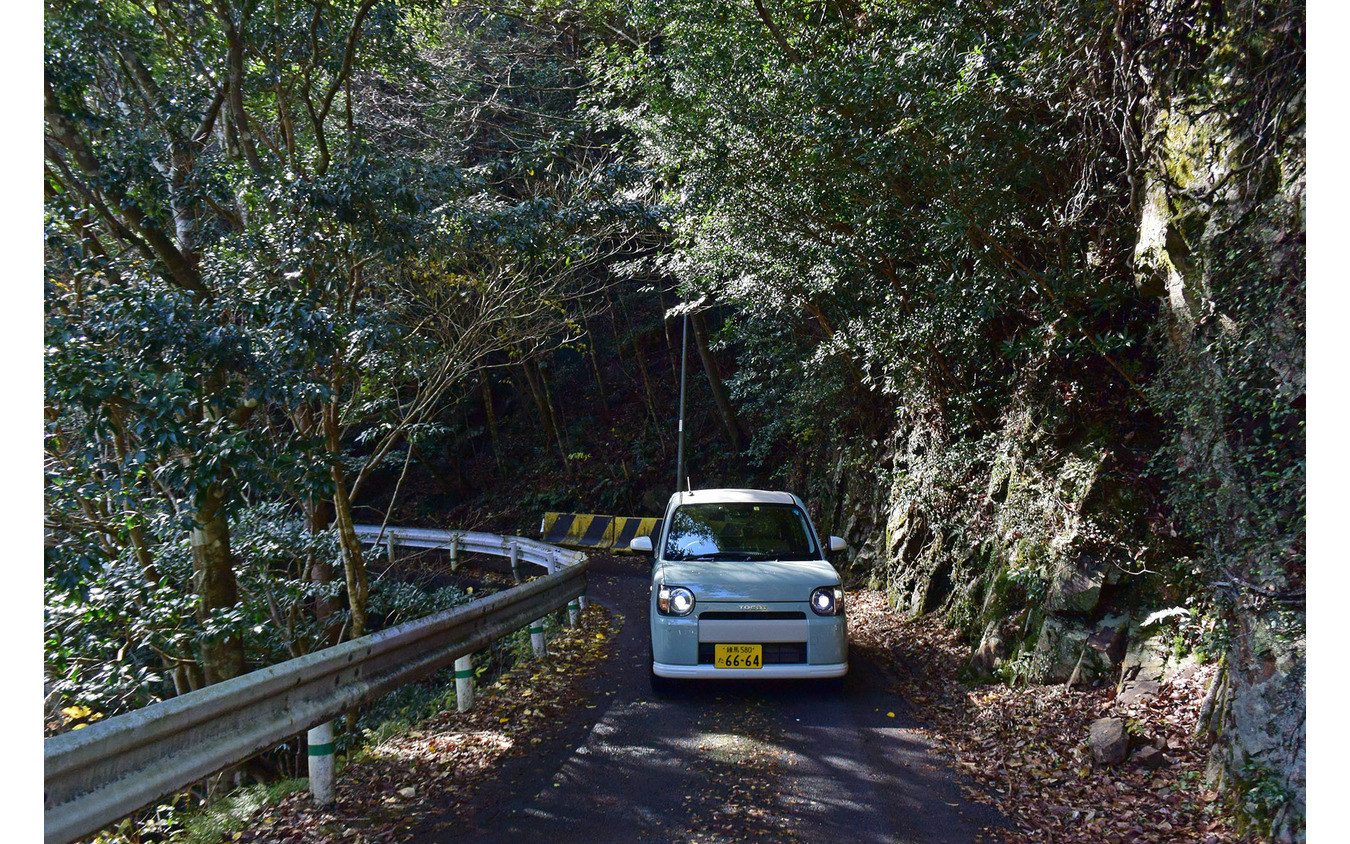 宮崎奥地のダム湖岸道路を行く。