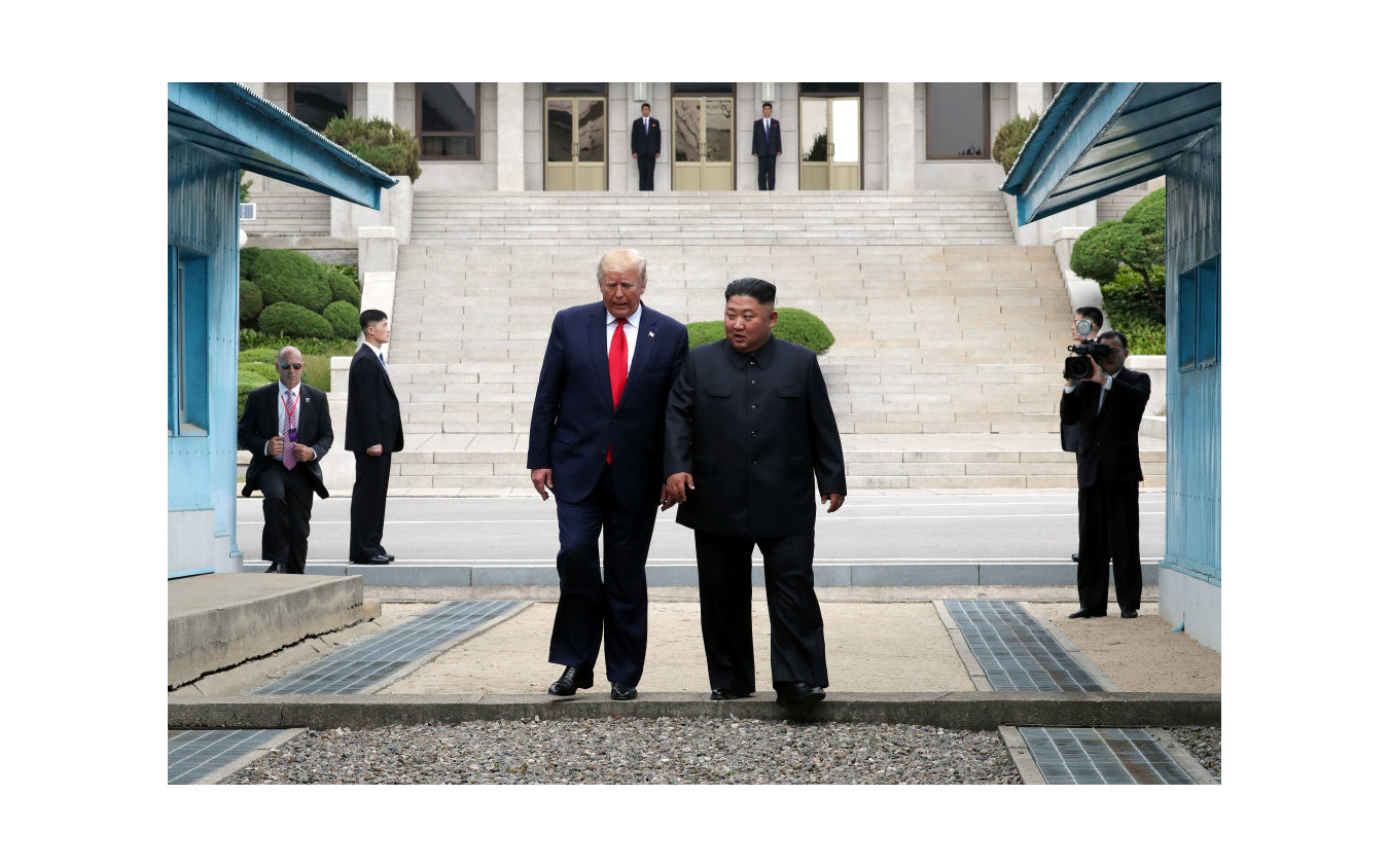 トランプ米大統領が、北朝鮮の金正恩・朝鮮労働党委員長と歩いて北朝鮮入り。