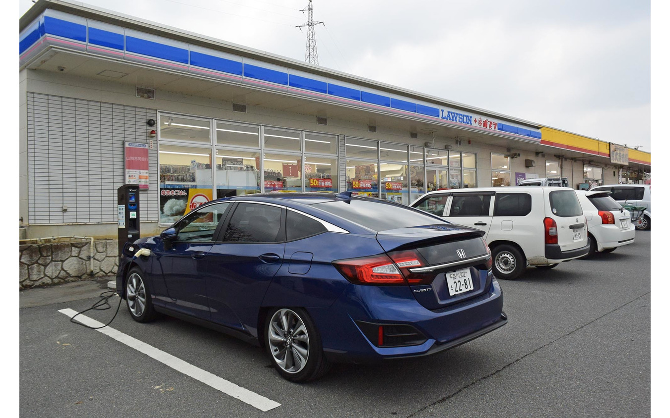 島根・江津の道の駅「サンピコごうつ」で遅い昼食と土産物の買い物の合間に普通充電。50分で20kmちょっとぶんEV走行レンジが延びる。悪くない。