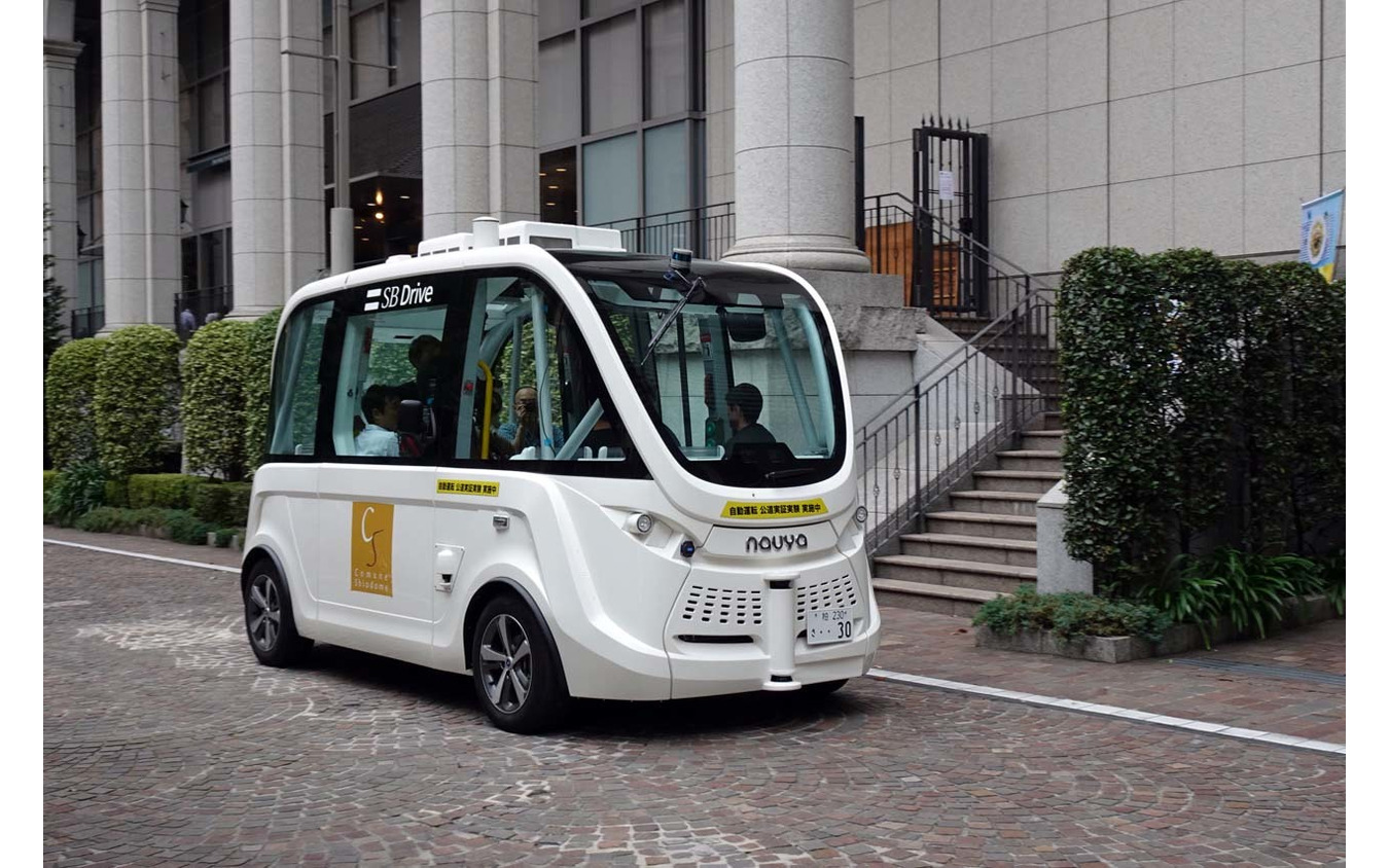 東京イタリア街を走行するSBドライブの実証実験車両、ハンドルないバス。