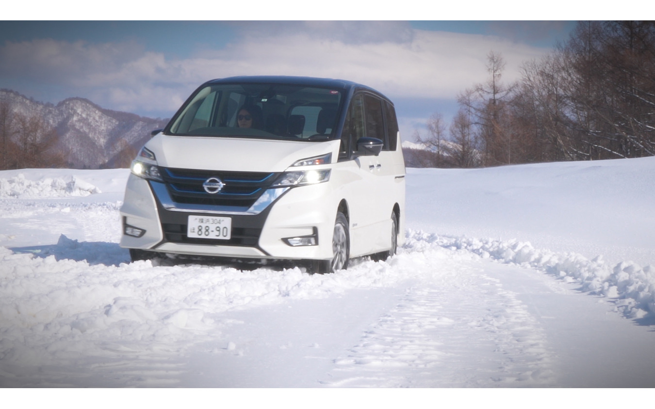 積雪した日本の道路で冬用タイヤ規制にもスタッドレスタイヤと同じようにチェーン装着なしで通行することが可能だ