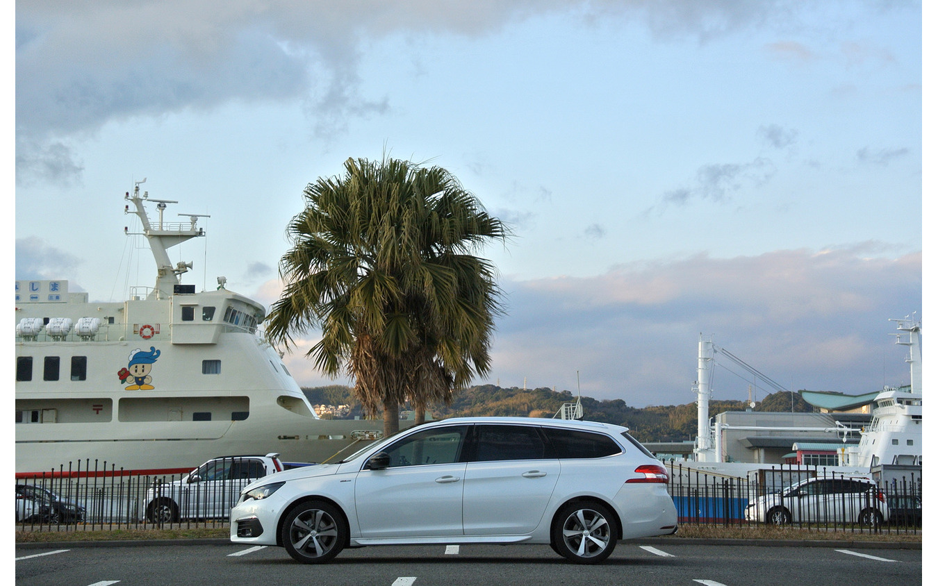 プジョー308SW HDi GT-Line。鹿児島港にて。