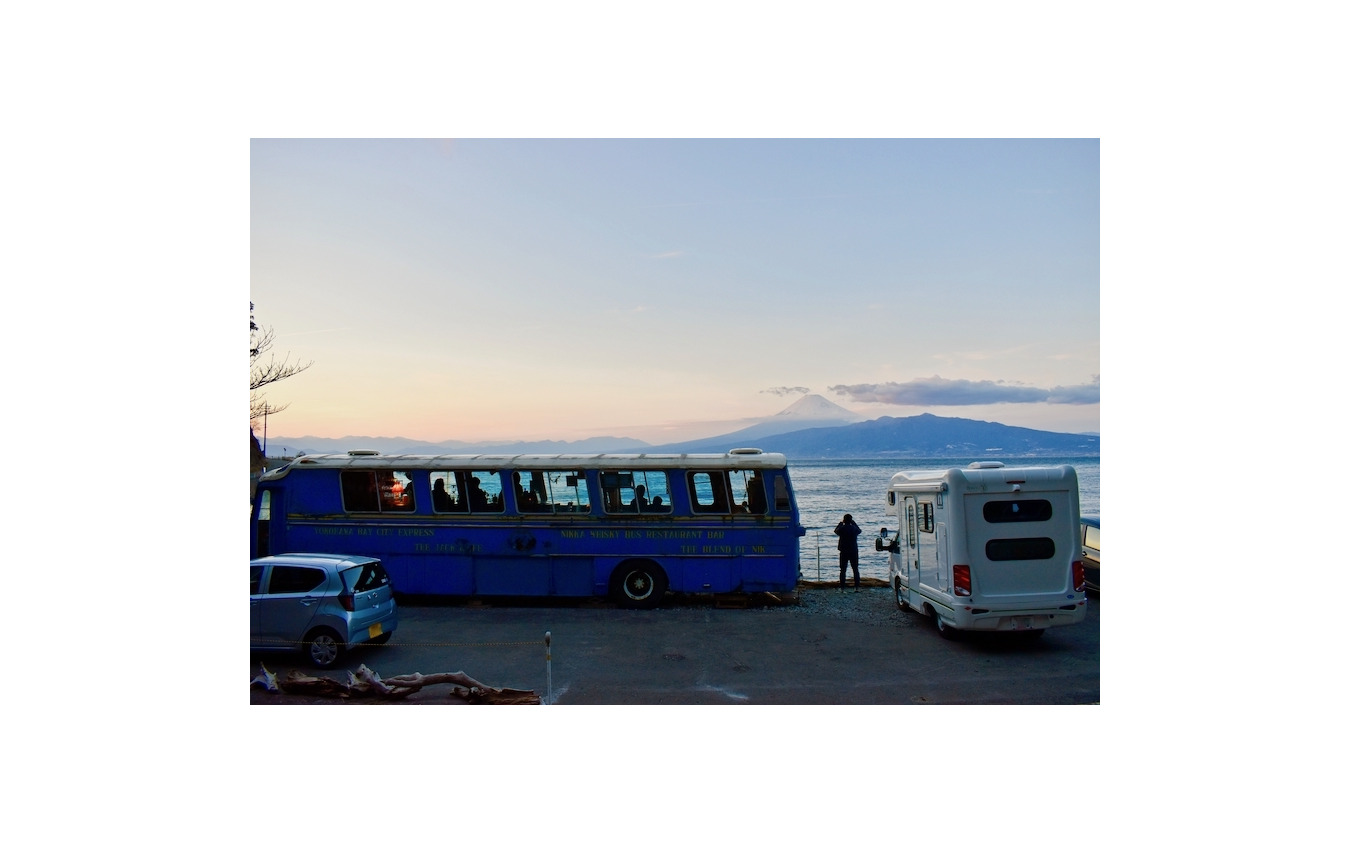 SNS映え間違いなし！話題の「The Old Bus」でキャンプ＆車中泊を体験してみた！