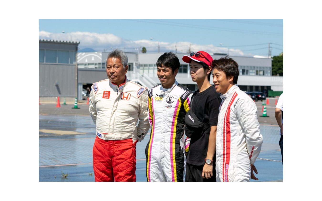 左から特別講師の岡田秀樹氏、中山友貴選手、参加者をはさんで、伊沢拓也選手