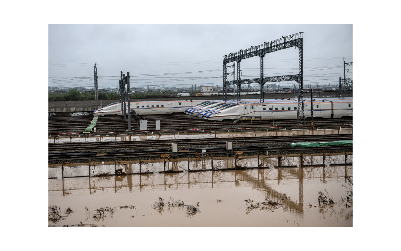 浸水した長野新幹線車両センターの北陸新幹線車両。