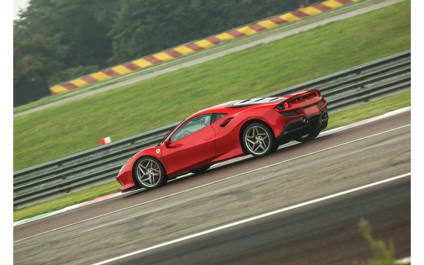 フェラーリ F8トリブート
