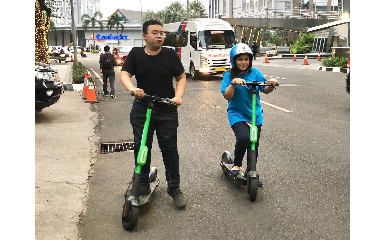 「電動キックボード」は日本で普及するのか？写真はインドネシアでグラブが始めた「e-scooter」