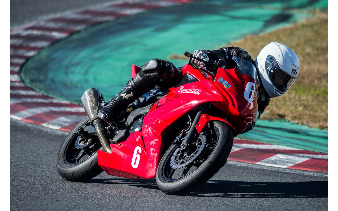 サーキットのスポーツ走行では街乗りでは起こりにくいボルト緩みなども起こりやすく、整備にはかなり気を配る必要がある。