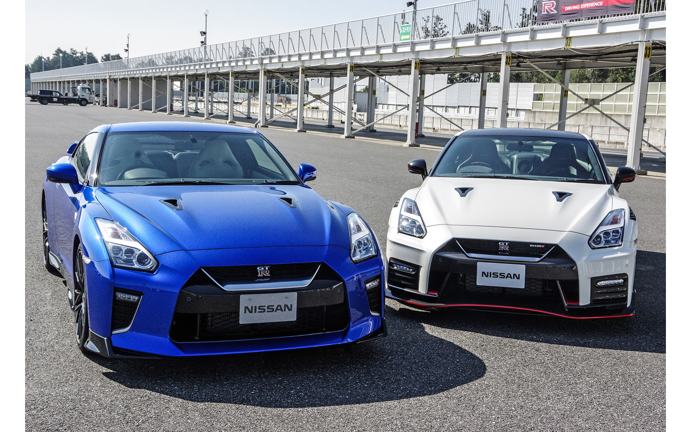 日産 GT-R 2020年モデル（左）とGT-R NISMO 2020年モデル（右）