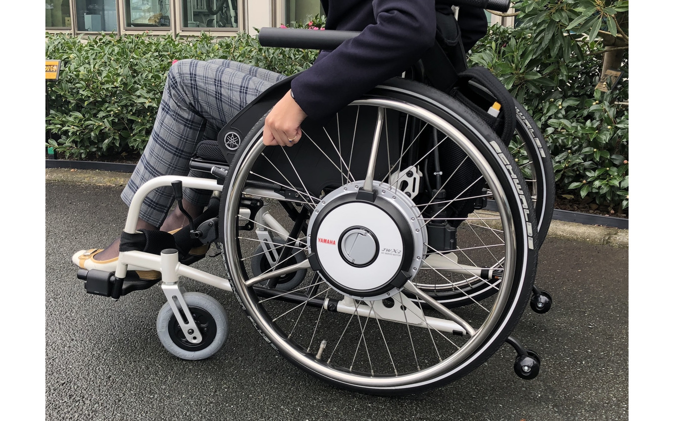 ヤマハの電動アシスト車いす「JWスウィング」。電動ユニット単体での販売もおこなう。