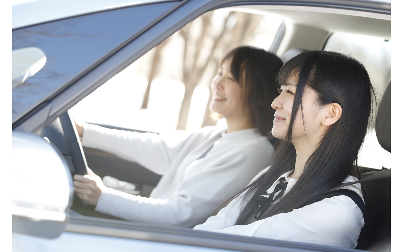 自動車ライター・伊藤梓氏（奥）とモデルの葉月さやさん（手前）