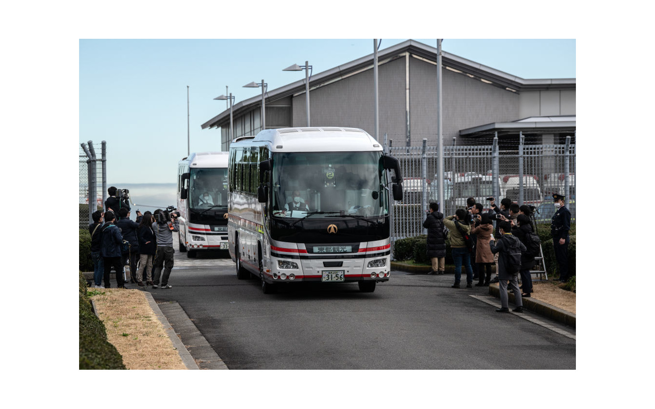 武漢から帰国した日本人を乗せたバス（1月29日、羽田空港）