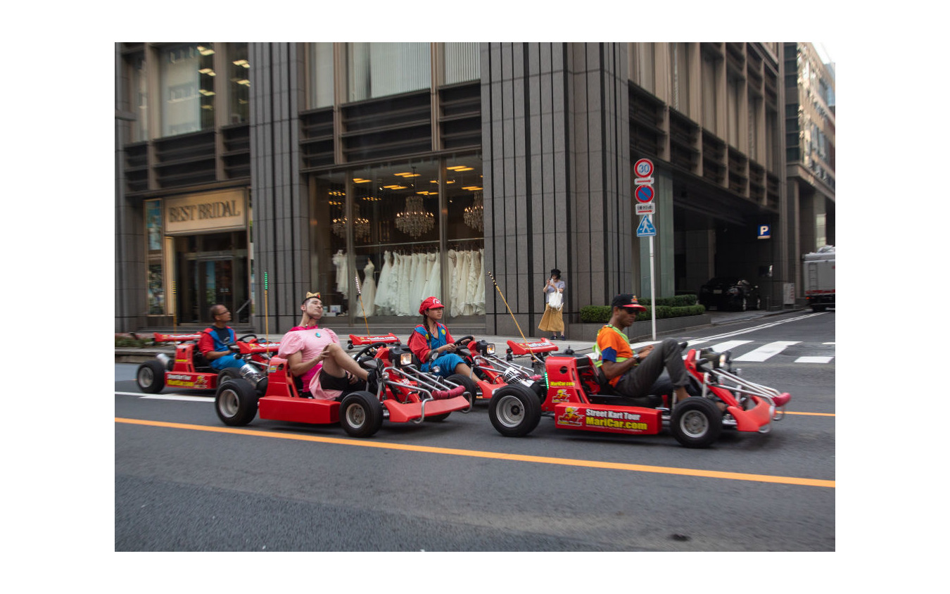 マリオのコスプレをして行動を走るカート。