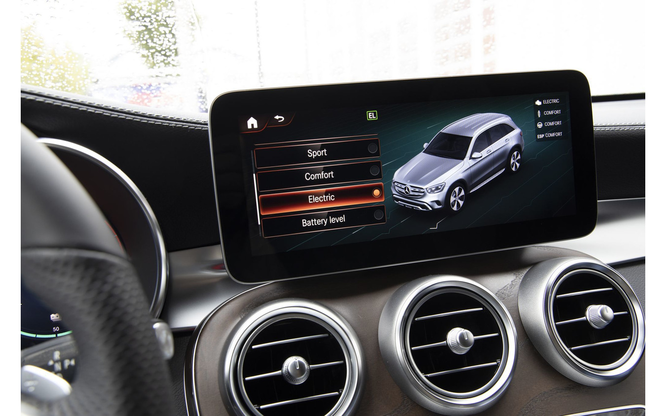 メルセデスベンツGLC改良新型の PHV「GLC 300 e 4MATIC」