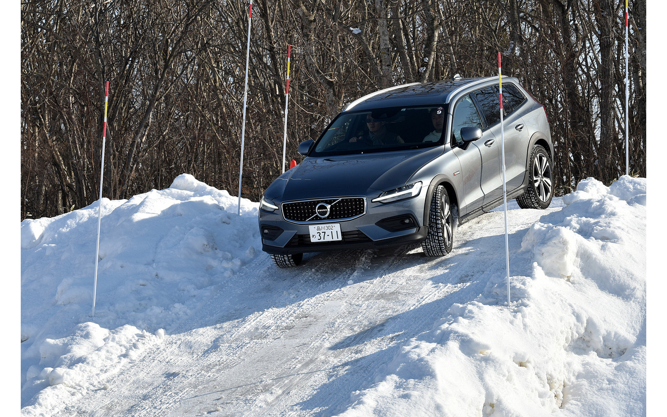 北海道の雪深いコースをボルボV60CCでテストドライブ