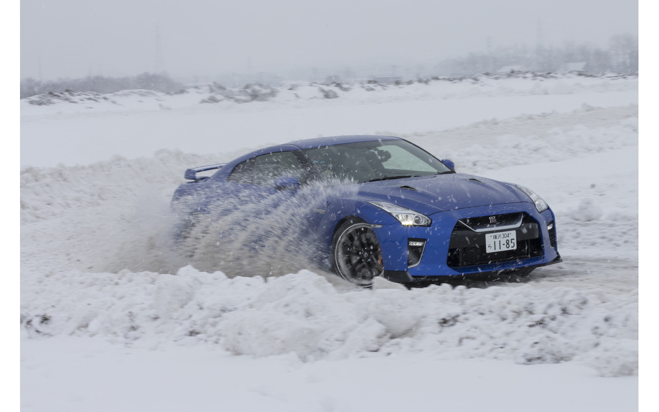 タイヤの食いつきが良くスラロームも俊敏に駆け抜けられたGT-R