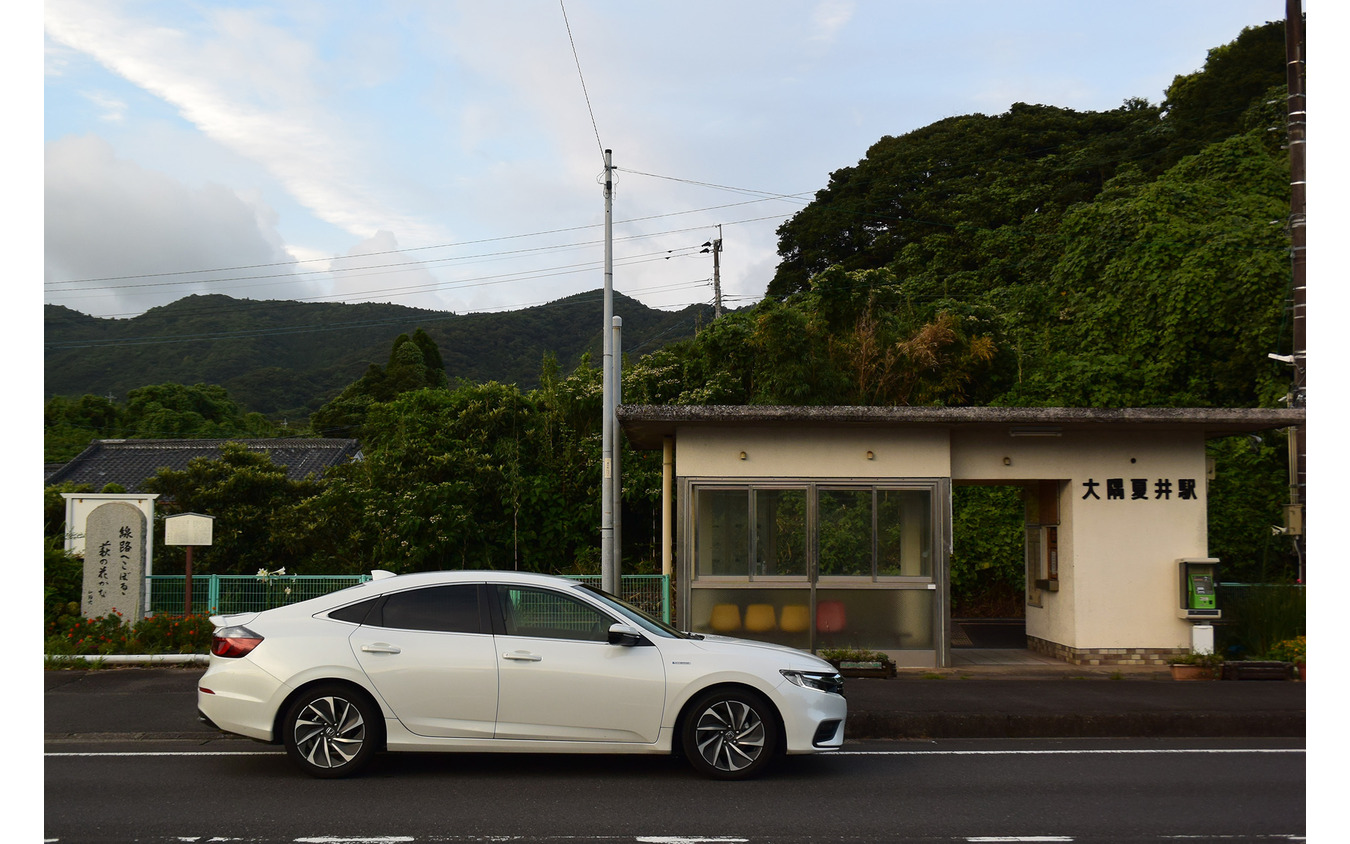 志布志で接続していた志布志線、大隅線はとうに廃止され、南宮崎～志布志間の90km近くを走る日南線だけが残された。ネットワークでなくなった長大な路線は年々衰退するのが運命。写真は鹿児島県に入ったところにある大隅夏井駅。